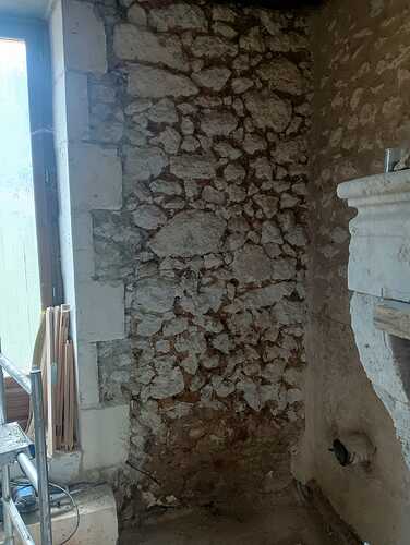 Mur décrouté enduit chaux-ciment