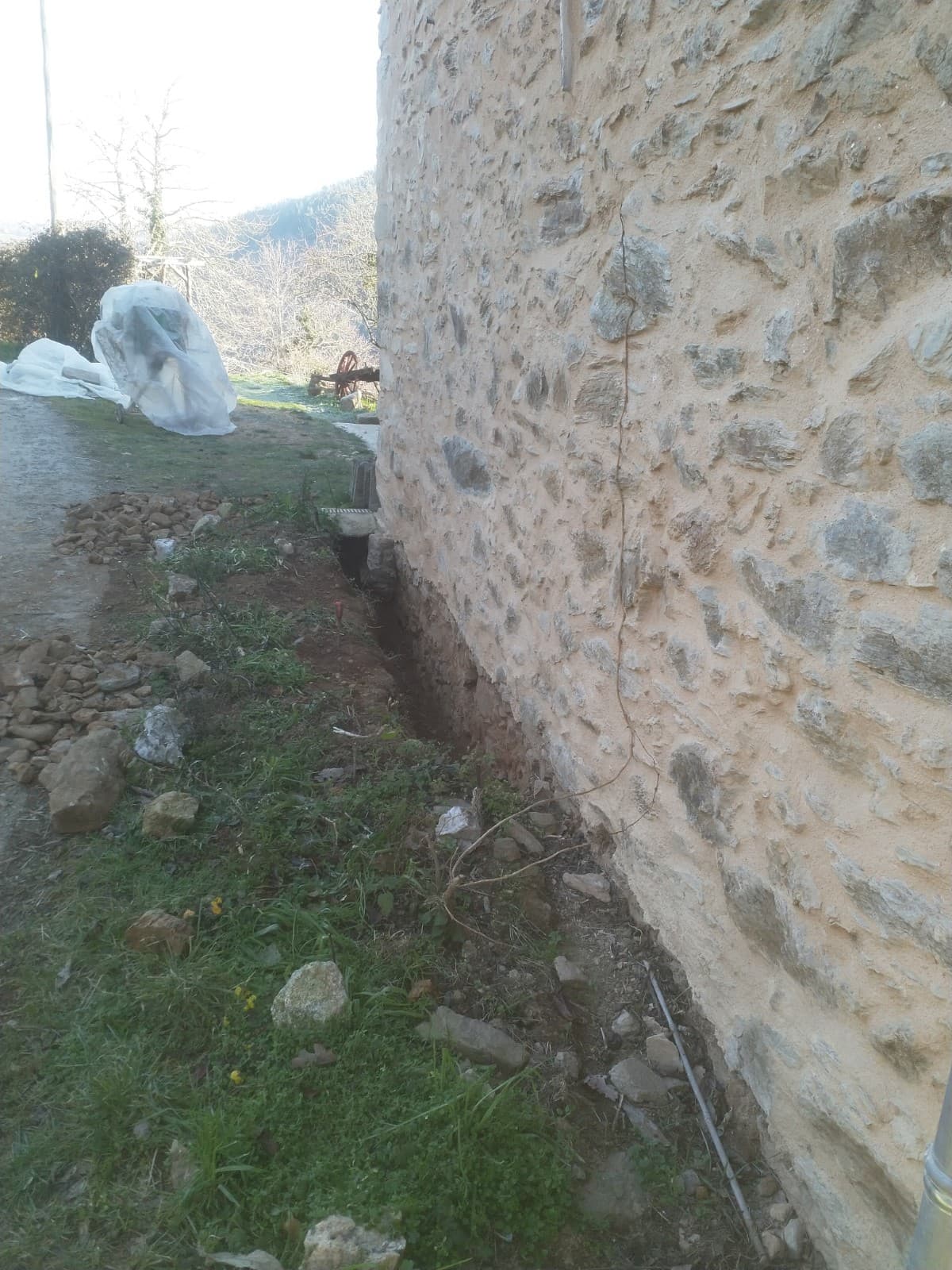 Comment boucher un trou dans un mur en pierre? 